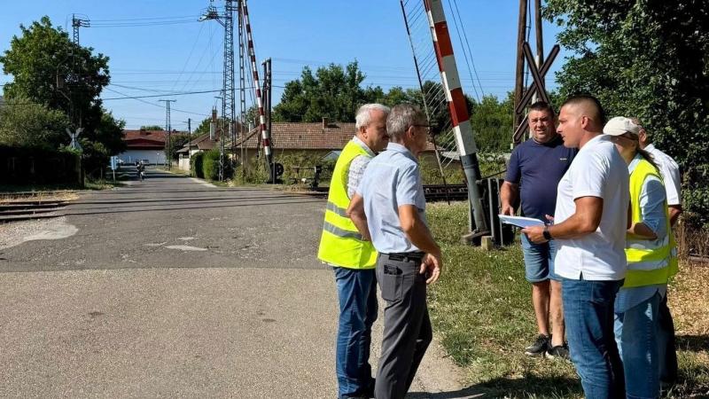 Friss színekben pompázik hamarosan a tiszafüredi úti vasúti átjáró!
