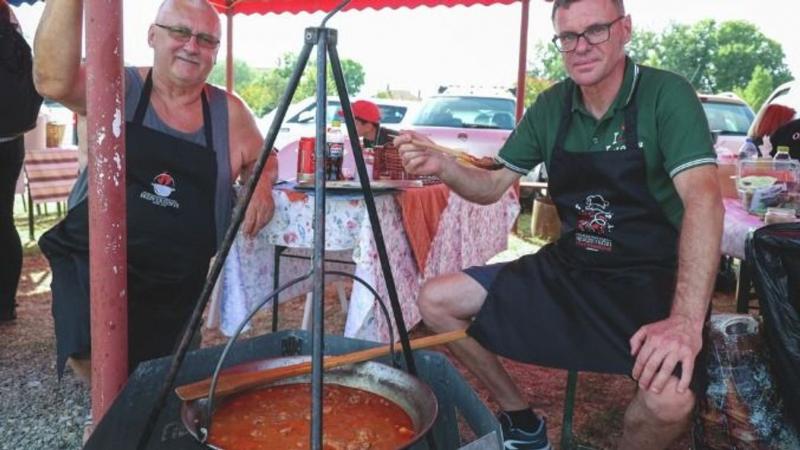 25 évvel ezelőtti áron kínálják a marhapörköltet a deszki falunapokon, ahol igazi időutazásra számíthatnak a látogatók! Ne hagyd ki ezt a különleges alkalmat, ahol a hagyományok és a nosztalgia találkozik!