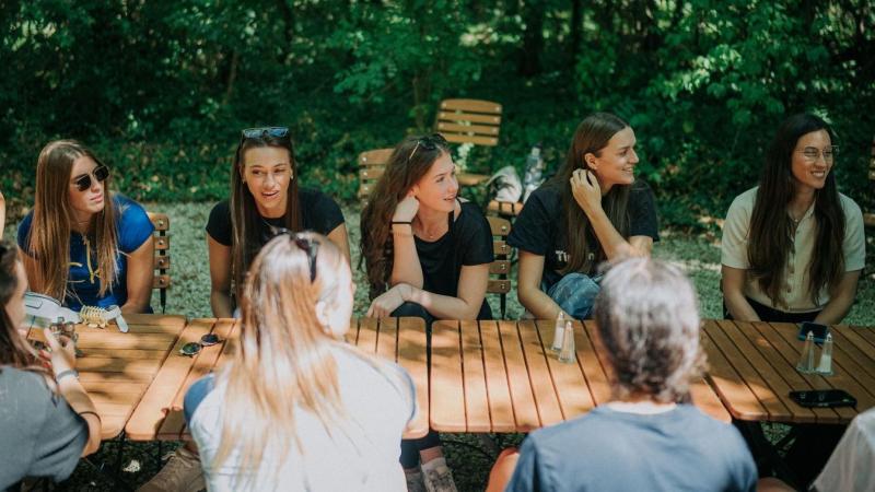 A bogrács és a pingpong-asztal is fontos szerepet játszott a röplabda csapatépítő eseményen.