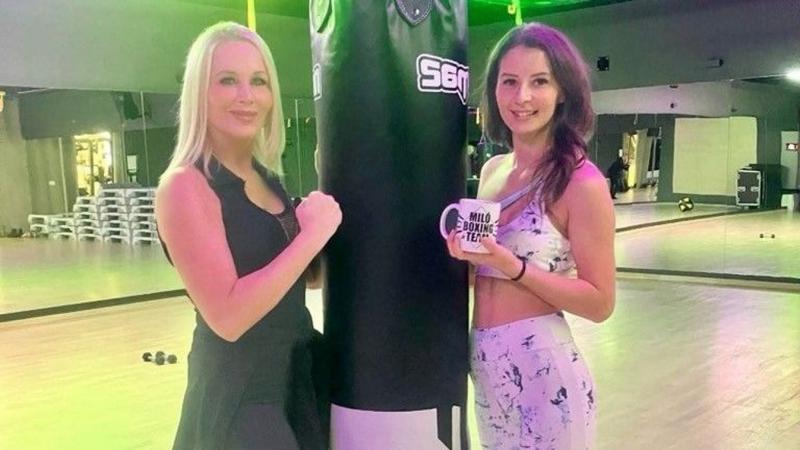 Miló Viki is az oltárhoz lép: a bokszkesztyűt elegáns menyasszonyi ruhára váltja.
