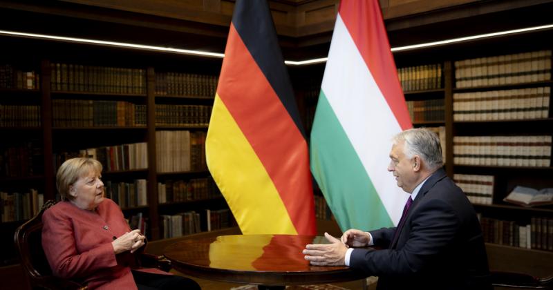 Orbán Viktor a Karmelita kolostor falai között fogadta Angela Merkelt, Németország korábbi kancellárját. A találkozó keretében a két politikai vezető fontos témákat vitatott meg, amelyek a két ország közötti kapcsolatokat érintették.