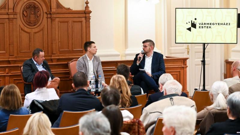 Energia és geopolitika: izgalmas kérdésekre kaptunk válaszokat a Vármegyeházi Estén

A Vármegyeházi Estén egy sor lebilincselő témát jártunk körbe, amelyek a modern világunk alapvető kérdéseit érintik. Az energiaforrások jövője és a geopolitikai feszültsé