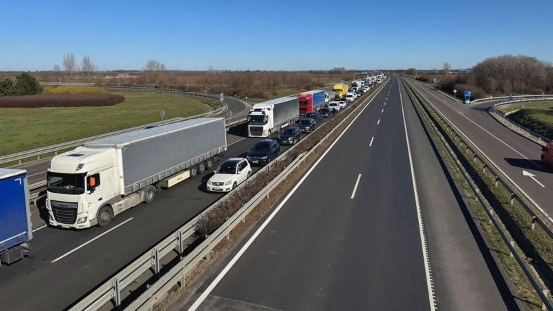 Lassú léptekkel kezdődik a reggel az M3-ason, a forgalom már több kilométeres dugót generál.