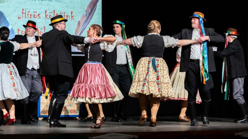 Egész évben szorgalmasan pörgetik a lábukat a szenior néptáncosok!