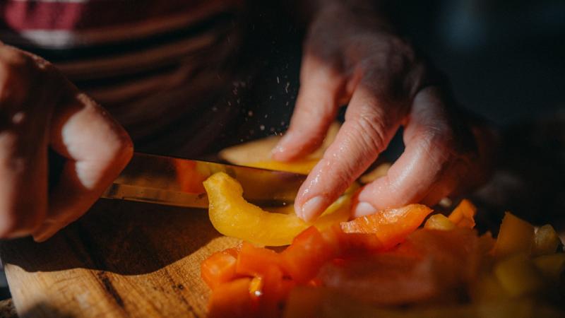 Pánik tört ki a stúdióban: az egyik versenyző egy baleset következtében levágta az ujjának egy kis részét a Konyhafőnök verseny során.