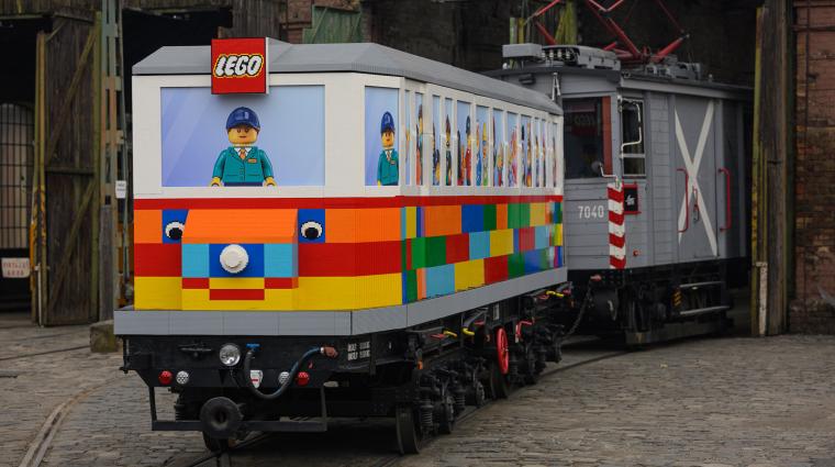 Budapestre megérkezett a világ első életnagyságú LEGO villamosa, amely lenyűgöző részletességgel és kreativitással készült. Ez a különleges alkotás nemcsak a LEGO-rajongók, hanem minden korosztály számára izgalmas élményt nyújt. A gyönyörűen megépített vi