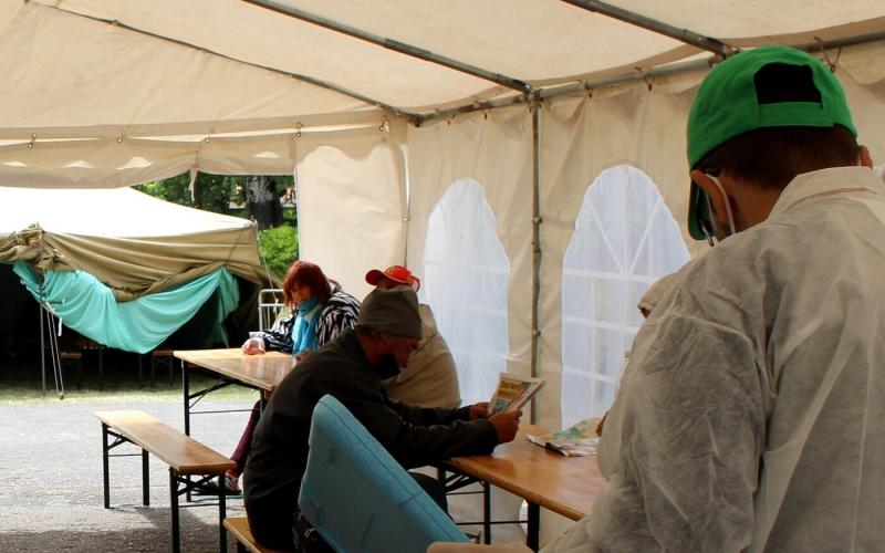 **Egy Éjszaka a Hajléktalanokkal: A Túlélés Történetei**

Az éjszaka sötétsége mindent beterít, és a város fényei, amelyek nappal annyira csillogóak, most csak kósza reménysugarakként pislákolnak. A hűvös szél a járdákon sétáló emberek lábai között kering