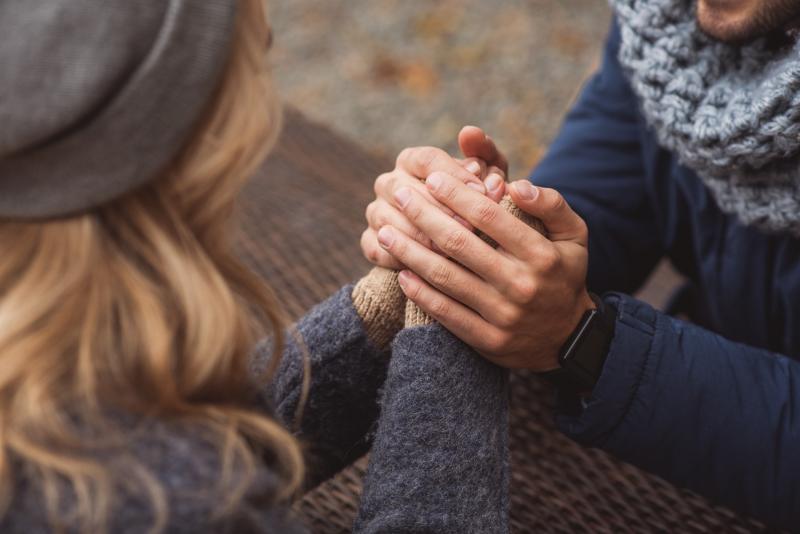 A lelkiállapotunk jelentős hatással lehet a teherbeesés esélyeire. A stressz, szorongás és depresszió nemcsak a mindennapi életünkre, hanem a reprodukciós egészségünkre is kihatással van. Tudományos kutatások kimutatták, hogy a magas stresszszint hormonál