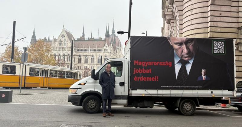 Egy Putyint megörökítő teherautó rója Budapest utcáit.