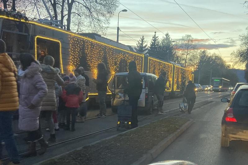 Hihetetlen, de megtörtént: másodjára is balesetet szenvedett a miskolci adventi villamos, ezúttal újabb ütközés történt.