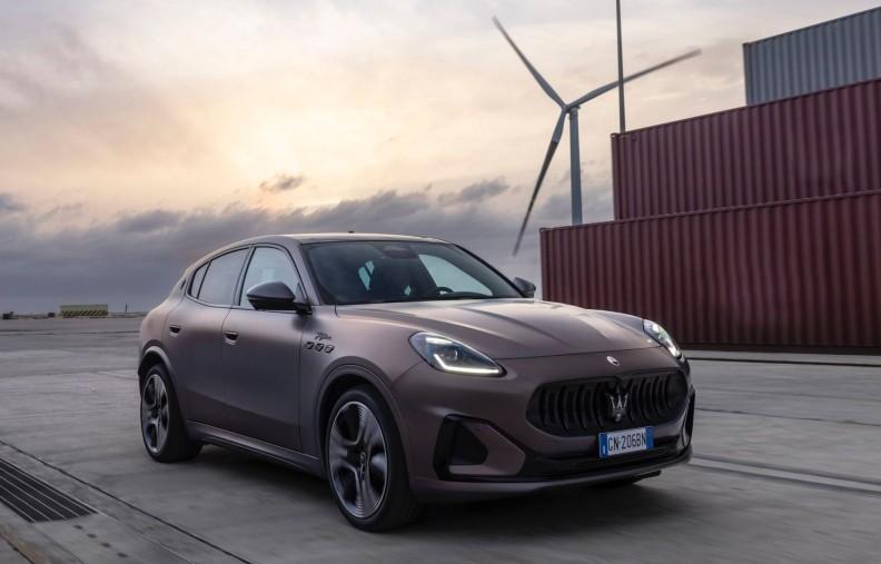 Az elektromos Maserati Grecale Folgore egy igazi különlegesség, amely saját világába zárva mutatja meg erejét és technológiai újításait. Kipróbáltuk ezt a szörnyeteget, amely börtönébe zárva is képes lenyűgözni a vezetőt. Az autó nem csupán egy közlekedés