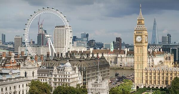 Londonban egy autó hajtott be a gyalogosok közé, ami pánikot keltett a város szívében.