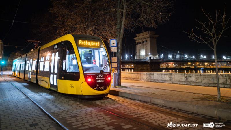 Budapesten hamarosan utasok nélküli villamosok közlekednek! Ez a fejlesztés forradalmasítja a közlekedést, és új dimenziókat nyit meg a városi mobilitás terén. Az automatizált járművek biztonságosabbá és hatékonyabbá tehetik az utazást, miközben csökkenti