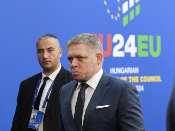 A szlovák ellenzéki politikai erők bizalmatlansági indítványt terjesztenek elő Robert Fico orosz irányultsága miatt, amely aggodalmakat váltott ki a kormányzati politikák hitelességével kapcsolatban.