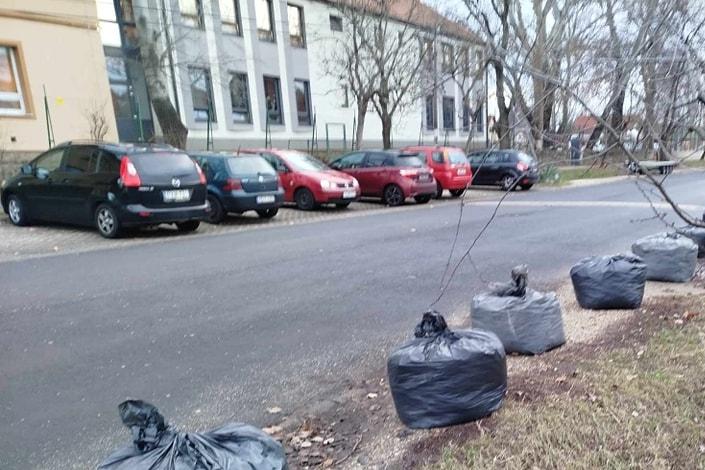 Szemétbomba robbant a háza előtt parkoló autók ellen, mintha hadüzenetet küldött volna a fém óriásoknak.