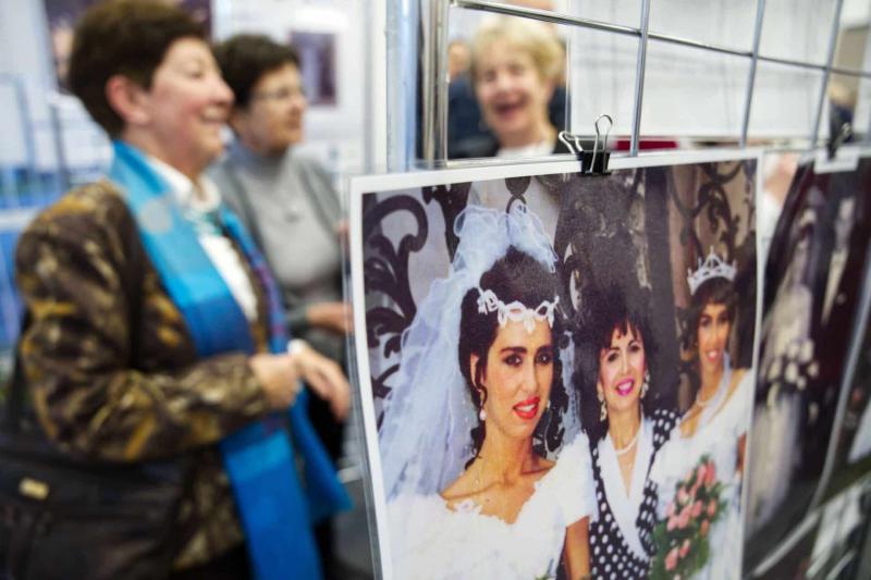 Régmúlt idők esküvői hagyományai lenyűgöző képek formájában

Az esküvők története gazdag és sokszínű, tele olyan hagyományokkal, amelyek évszázadokon át formálták a párválasztás és az egyesülés rituáléit. Képzeljünk el egy világot, ahol a menyasszonyok gy