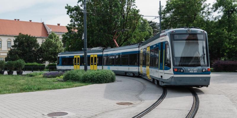 Hódmezővásárhelyen egy férfi késsel fenyegette meg a tram-train ellenőreit az egyik szerelvényen.