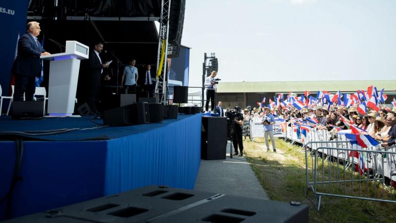 Orbán Viktor véleménye szerint Európa jelenlegi helyzetében a szuverenistákra van szükség, akik képesek új irányt mutatni a kontinens jövőjének alakításában.