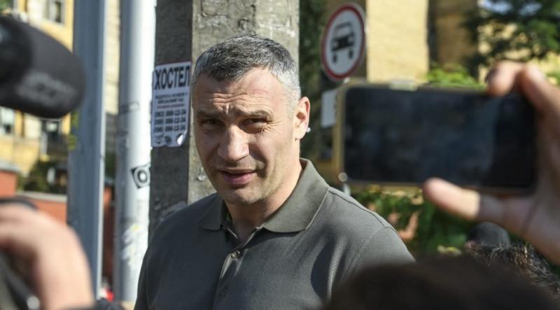 Egy amerikai állampolgár tragikus módon életét vesztette egy éjszakai orosz támadás során, amely Kijev városát célozta meg.