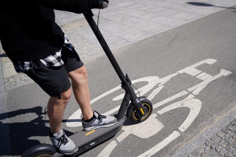 Finnországban a balesetek aggasztó számának növekedése miatt úgy döntöttek, hogy betiltják az elektromos rollerek használatát a 15 év alatti fiatalok számára. A lépés célja a közlekedésbiztonság javítása és a fiatalok védelme a potenciálisan veszélyes hel