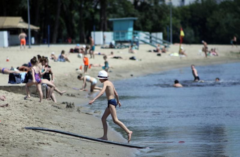 Az agyevő amőba, hivatalos nevén Naegleria fowleri, egy rendkívül ritka, de rendkívül veszélyes élősködő, amely elsősorban meleg, édesvízi környezetben található. A legújabb hírek szerint egy tízéves kisfiú tragikus halála Párkányban ennek a fertőzésnek a