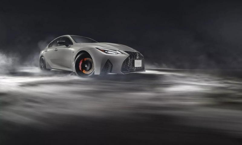 Elbúcsúzik a Lexus V8-as álomautója, amely a teljesítmény és a stílus tökéletes ötvözetét képviselte. Az ikonikus motor zúgása, a precíz mérnöki munka és a luxus kényelme egyedülálló élményt nyújtott, amelyet mostantól csak az emlékek őriznek. Az autóipar