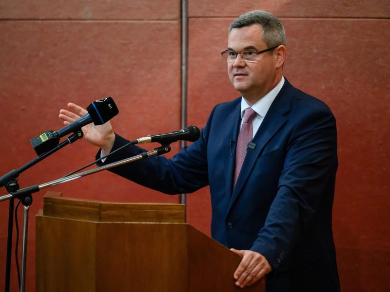 Takács Péter kijelentette, hogy a németországi kórházak intenzív osztályainak mindössze 60 százaléka rendelkezik légkondicionálóval, azonban Kulja András ezzel az állítással nem ért egyet, és azt vitatja. | szmo.hu