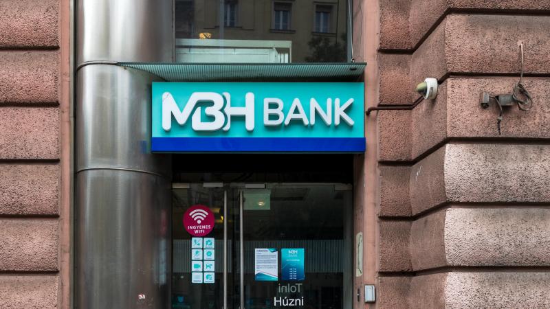 Az MBH Bank bejelentette, hogy csökkenti a jelzáloghitelek kamatát, így kedvezőbb feltételekkel érhetők el az ügyfelek számára.