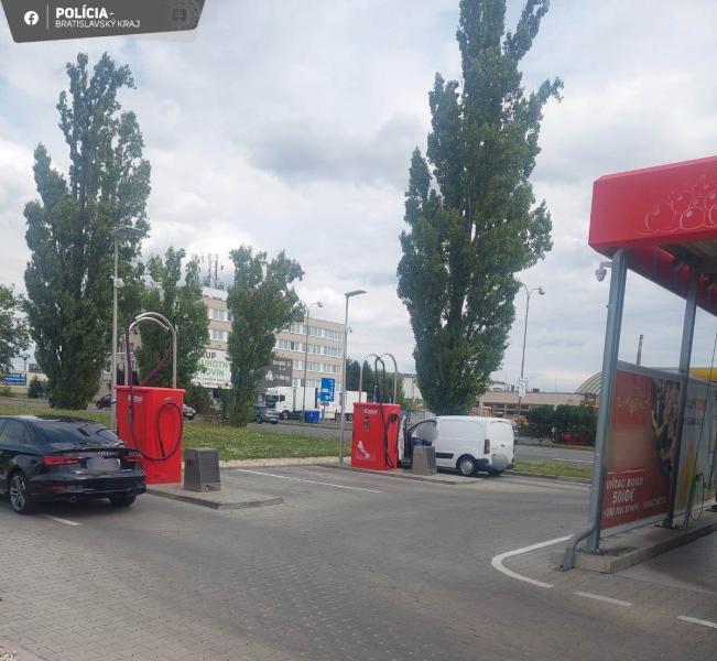 Egy ötéves kisfiú harcol az életéért, miután kétszer is elgázolta egy Škoda az autómosó területén.