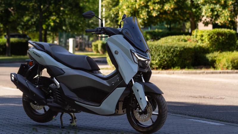 Képzeld el, ahogy a motor dübörög, az aszfalt alatt pedig a kerekek felnőttként tapadnak a kanyarokhoz. A Need for Speed izgalma és adrenalinja keveredik a 2,2 literes fogyasztás praktikusságával. Ez a kombináció nemcsak a sebességről szól, hanem arról is