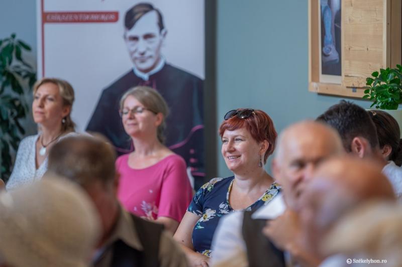 Márton Áron püspök emlékére ünnepséget rendeznek a hétvégén Csíkszentdomokoson. A rendezvény célja, hogy tiszteletünket fejezzük ki a jeles vallási vezető előtt, akinek munkássága mély nyomot hagyott a közösség életében. A résztvevők különféle programok k