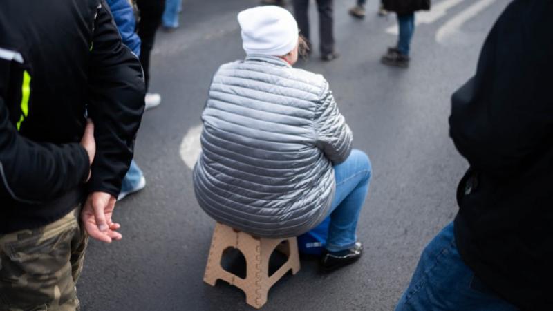 Idősek világnapja: egy különleges alkalom, amikor a társadalom figyelmet fordít az idősebb generációra. Ám van egy szomorú hír a hölgyek számára: a legfrissebb kutatások szerint szinte biztos, hogy a nők átlagosan hosszabb életet élnek, mint a férfiak. Ez