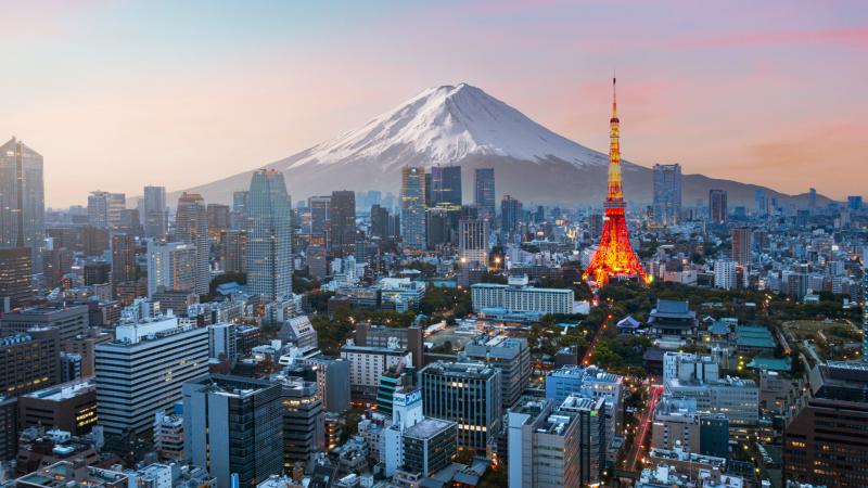 Történelmi esemény küszöbén áll Japán, hiszen a tőzsde szárnyalása új magasságokba emeli a gazdaságot.