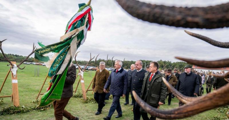 Zambó Péter: A magyar vadgazdálkodás a globális élvonalban

Zambó Péter, a hazai vadgazdálkodás kiemelkedő szakértője, hangsúlyozza, hogy Magyarország a vadgazdálkodás terén nem csupán a régióban, hanem nemzetközi szinten is a legjobbak között foglal hely