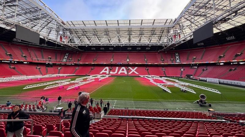 Meglepetés és csoda vár ránk, amikor felfedezzük, mi történik az autók akkumulátoraival ebben a különleges stadionban!