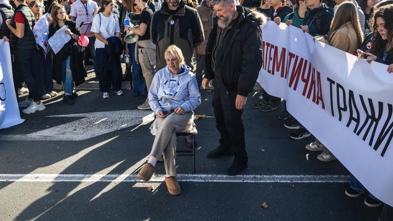 Buszokkal szállítják Belgrádba a Vučić-rezsim támogatóit, miközben éhségsztrájkok és számháborúk robbannak ki az újvidéki pályaudvari tragédia évfordulója kapcsán.