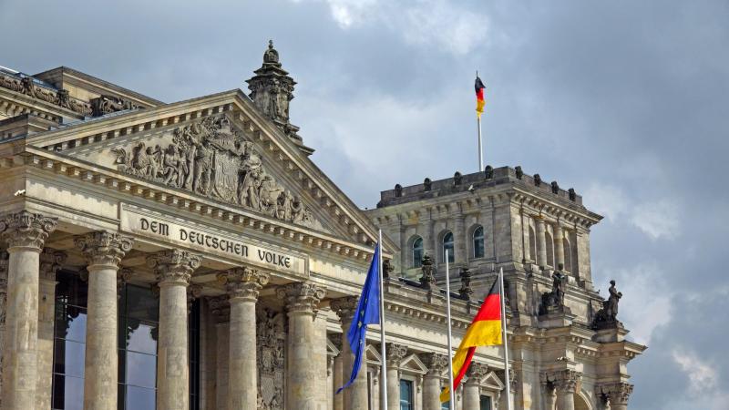 Németországban hatalmas felfordulás tört ki, miután az AfD-t árulással vádolják. A Bundestag falai között feszültség uralkodik, és a politikai tájékozatlanság szélén állnak az események.