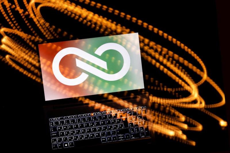 Para-Kovács Imre „Kicsit félek” című műve egy igazán megható és elgondolkodtató írás, amelyben a szerző a félelem komplex érzelmi világát tárja elénk. A szöveg mélyen rezonál a mindennapi élet tapasztalataival, hiszen mindannyian találkoztunk már olyan pi