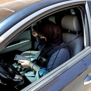 Az okostelefon nemcsak eszköz, hanem digitális lánc is, amely a szaúdi nőket szorosabbra fűzi a hagyományos normák fogságában. Míg a technológia ígérete a szabadság, sok esetben éppen ellenkező hatást vált ki, mivel a nőket folyamatos megfigyelés és kontr